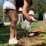 Neonato muove i primi passi, a piedi nudi - foto Piemonte Parchi
